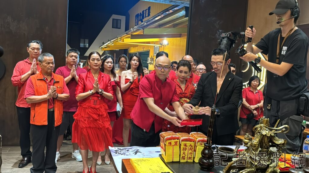 「丰王爺」帶領的時尚女性團體將在「無極武恩聖宮武恩德財神爺」授予軍令狀後，正式宣告「時尚鳳璇軍」。無極武恩聖宮提供