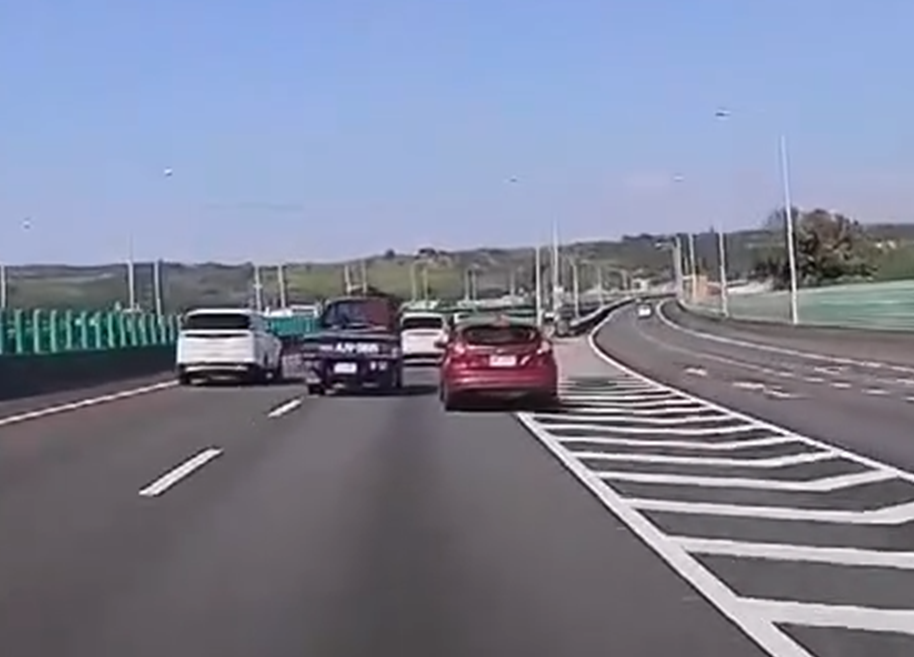 （有片）國道事故！自小客車違規跨越槽化線　釀3車擦撞