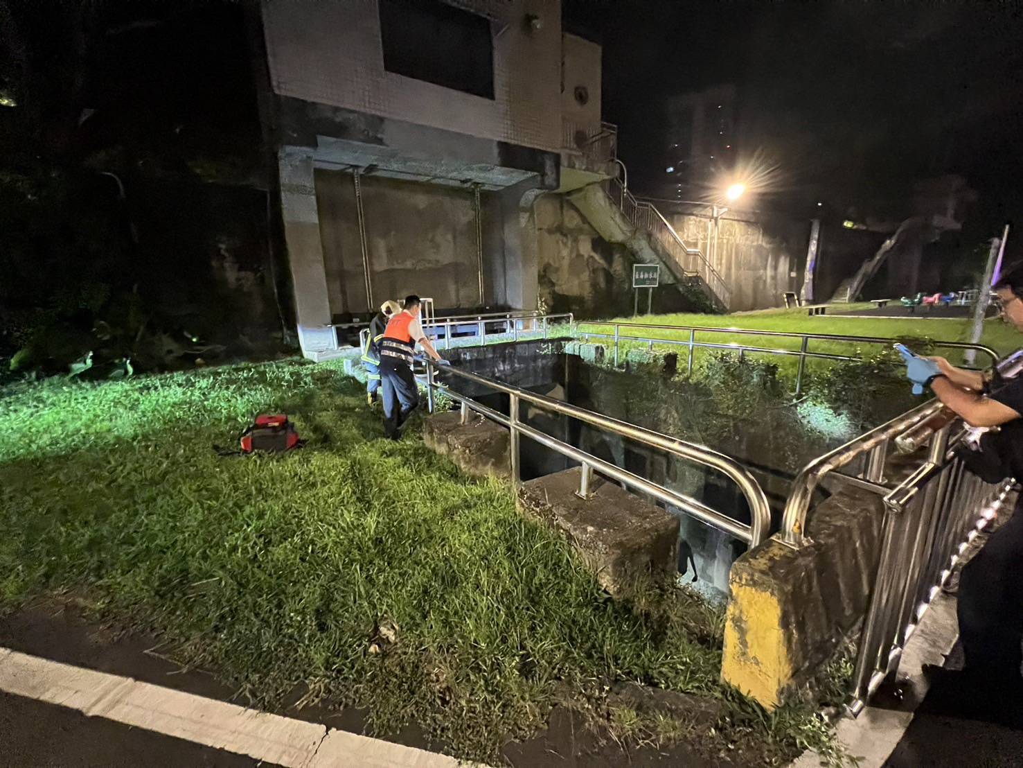 ▲北市內湖區南湖右岸河濱公園，昨（28）日晚間傳出有男子騎乘自行車不明原因自撞護欄摔落排水圳。（翻攝畫面）