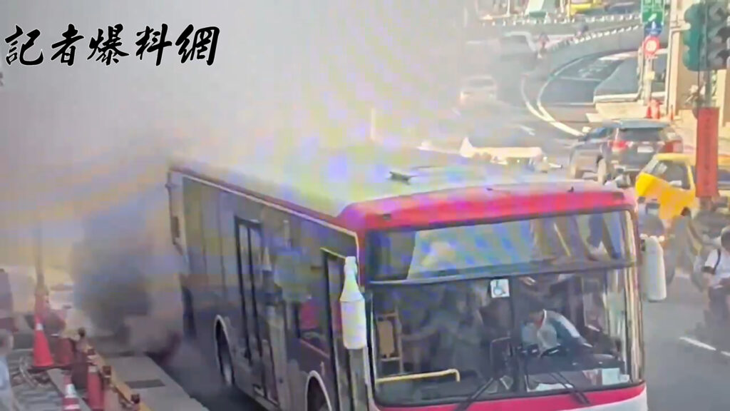 ▲台北市公車指南客運今（30）日8時許通過中正橋時，車尾突竄出大量白煙。（翻攝畫面）