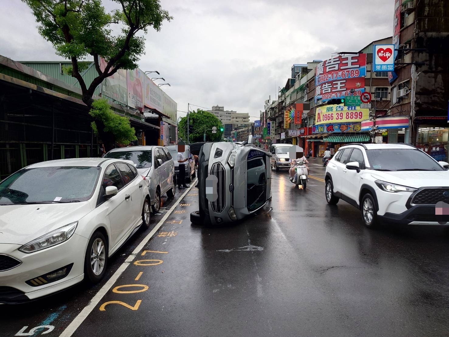 ▲蔡姓老翁稱因天雨影響視線，一時未注意才會擦撞路旁停放汽車。（翻攝畫面）