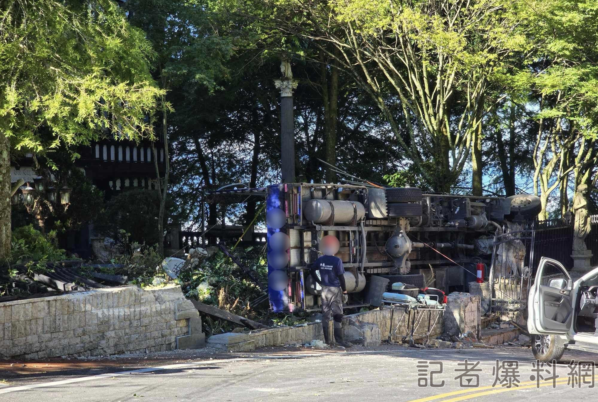 南投台14甲線菜車疑煞車失靈翻覆 駕駛受困救出幸無大礙