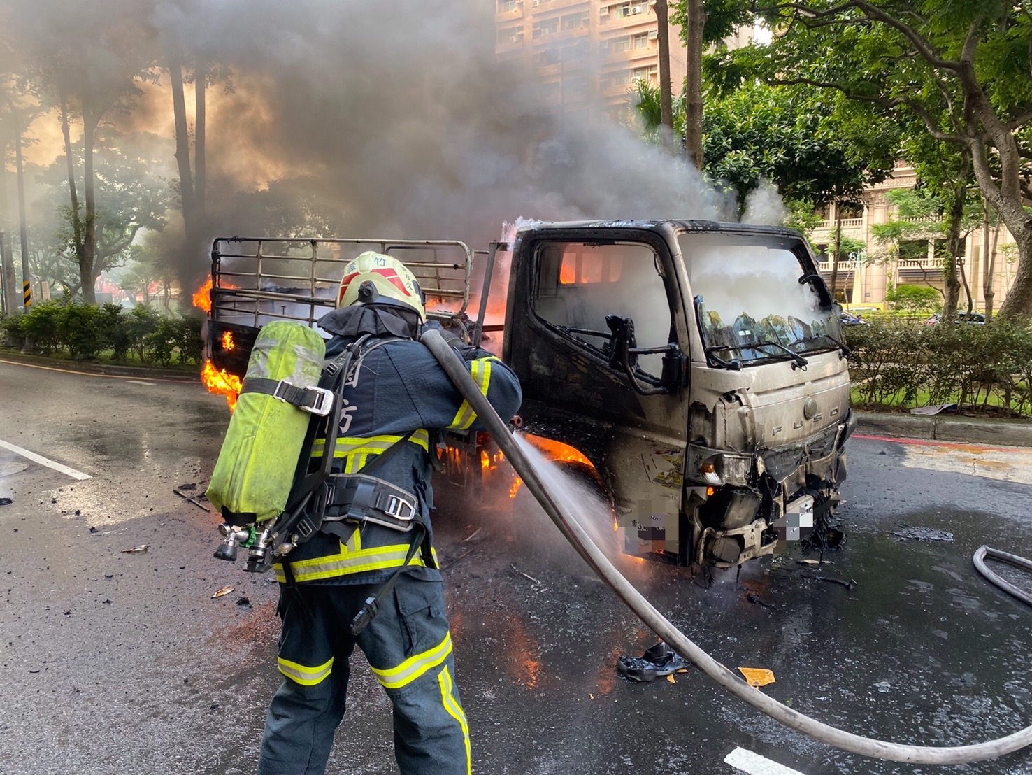 ▲桃園市蘆竹區新南路一段今（31）日9時許傳出火燒車事故。（翻攝畫面）