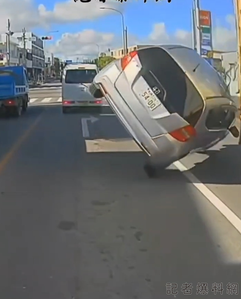 好端端等右轉!沖繩自小客車 被貨櫃車門一尾翻了一圈