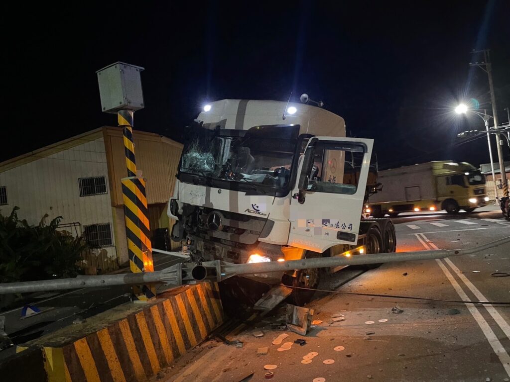 （有片）苗栗曳引車撞分隔島　紅綠燈及路燈被撞毀