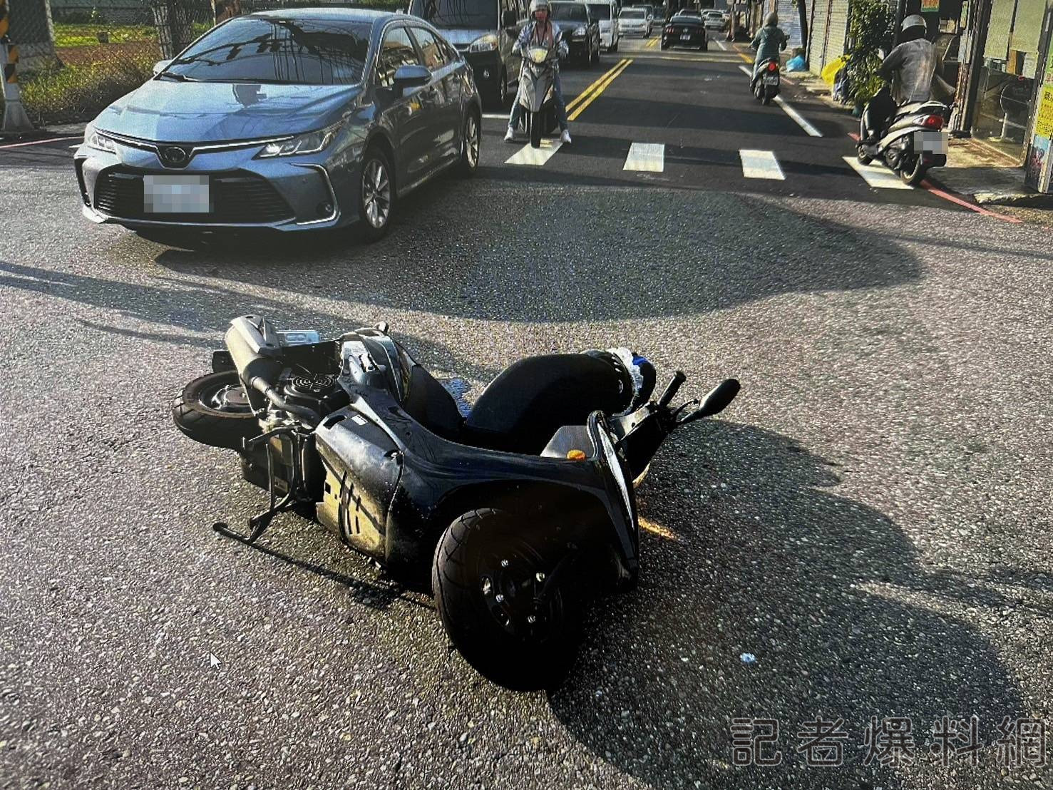 沒在看!桃園機車左轉與直行機車撞擊後 人車雙雙倒地