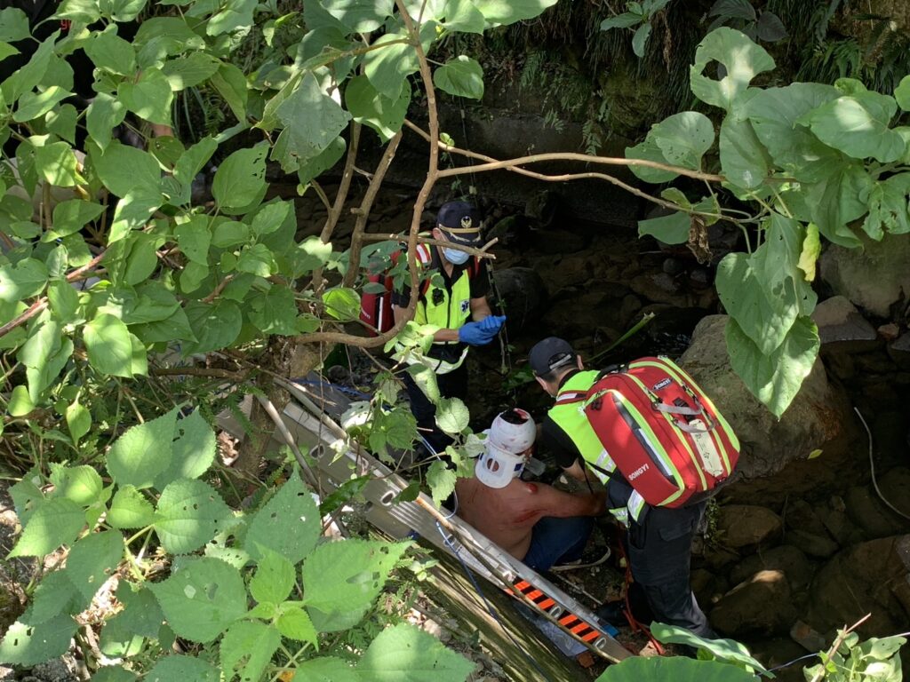 金瓜石老街鐵皮屋工人墜落　「摔4米邊坡溪谷」送醫