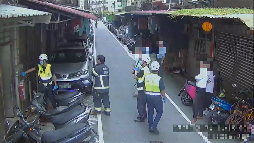 嚇壞！三重住宅天花板突崩落　女住戶受困獲救幸未受傷