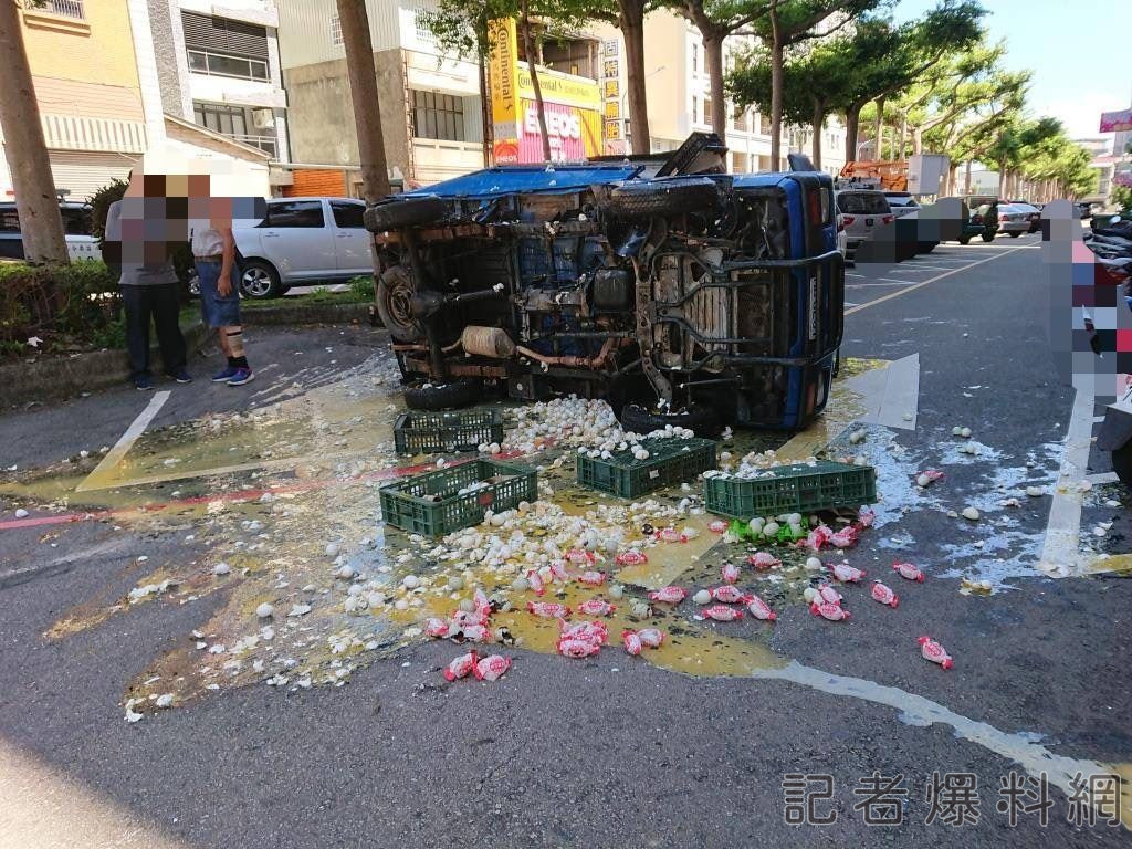 蛋蛋的哀傷  苗栗自小客車與蛋車事故  蛋液流滿地