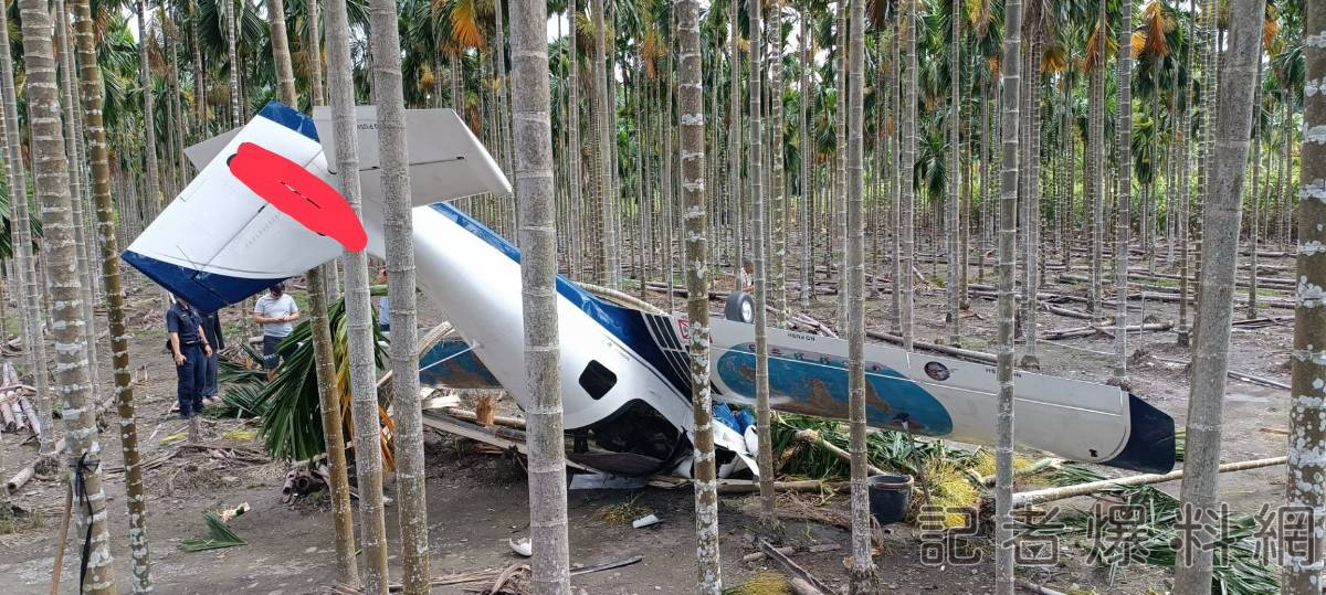 ▲屏東輕航機迫降竹林，教練、女乘客受傷送醫。（圖／民眾提供，下同）