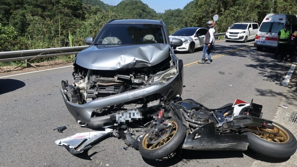 車頭撞爛！北宜公路休旅車、紅牌重機相撞　騎士倒地送醫