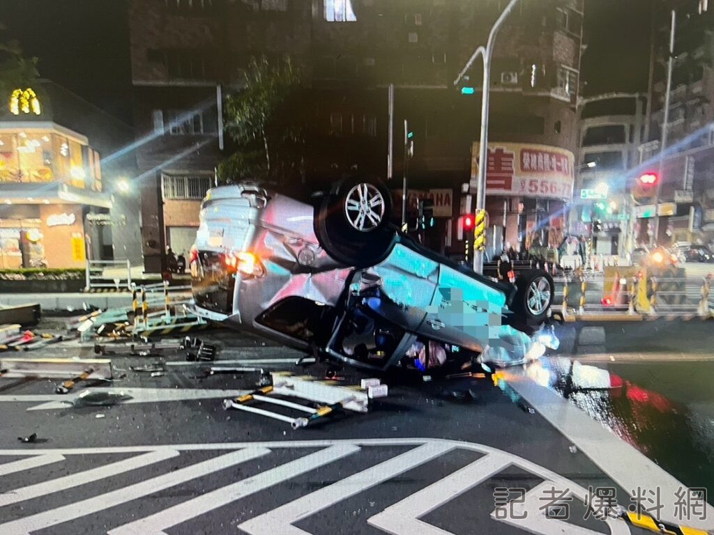 高雄男深夜「酒駕上路」自撞護欄翻覆！警到場一測將他送辦