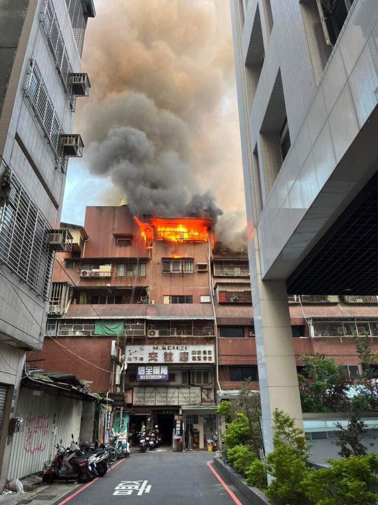 （有片）更新／台中成功路集合式住宅火警！　火勢猛烈濃煙沖天消防隊員搶救中