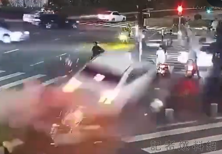 影／恐怖！中國深圳自小客車飛車衝撞路人 釀嚴重死傷
