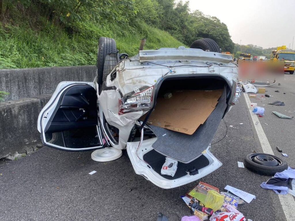 （有片）國道1號事故！　租賃車變換車道不當撞車翻覆駕駛受傷送醫