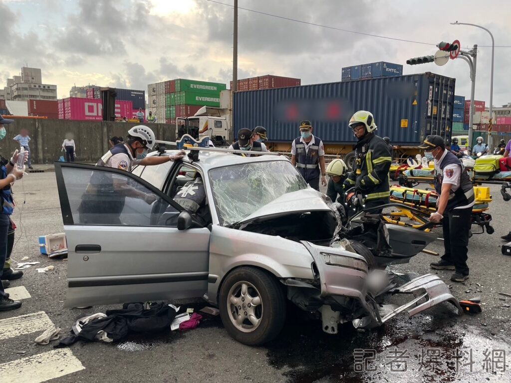 高雄男開貨櫃車與爆胎自小客車擦撞 失控撞貨櫃廠釀2傷