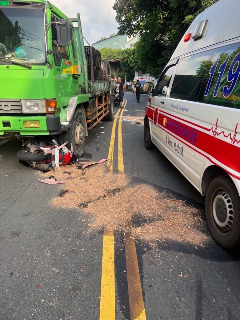 五股20歲騎士對撞大貨車　捲車底左大腿骨折