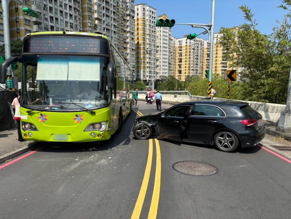 基隆男不明原因跨越雙黃線對撞營業大客車　警到場交管避免二次事故