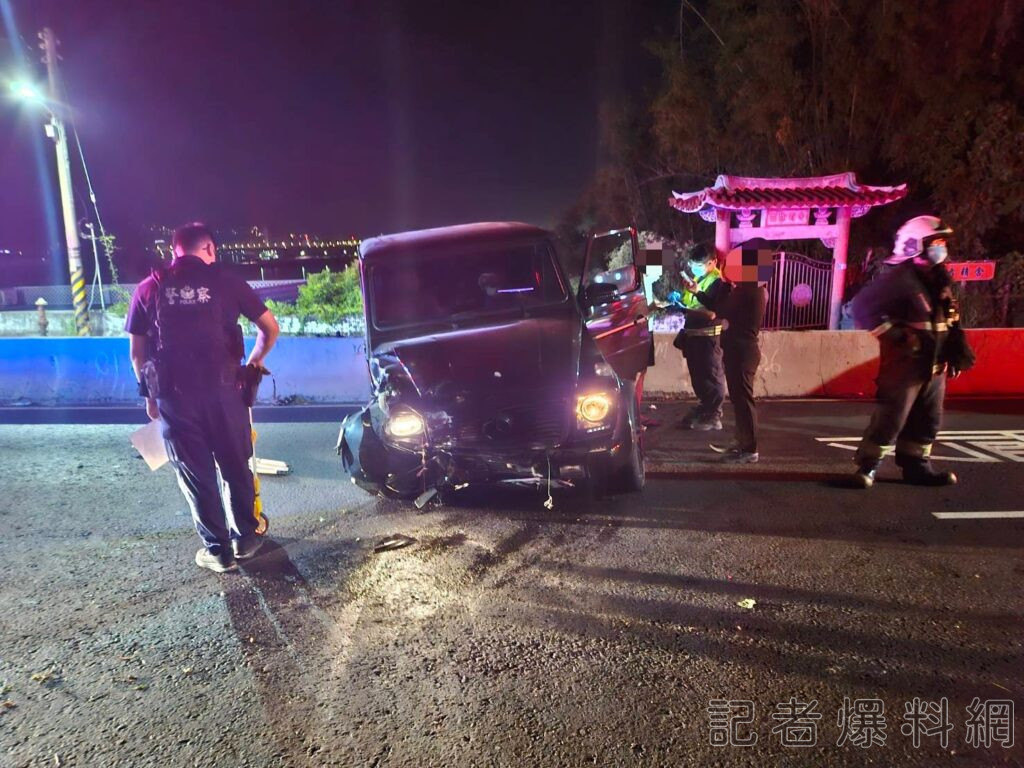 五股疲勞駕駛撞車！賓士大G自撞路緣 車體打橫車頭撞凹變形