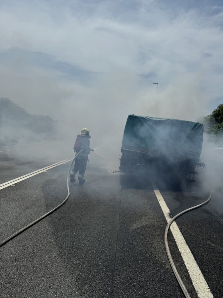 （有片）國道3號火燒車！　大貨車輪胎起火駕駛緊急逃生