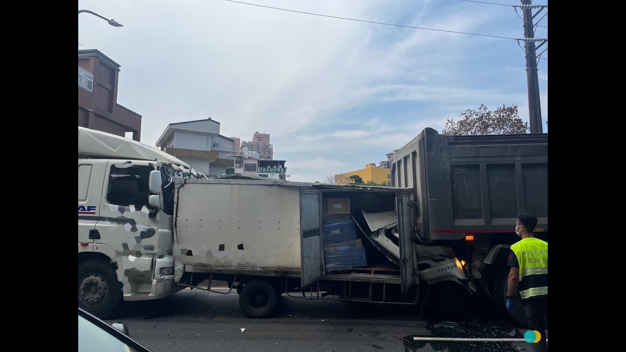 快訊有影／三峽小貨車遭曳引車追撞再推撞前方曳引車成「夾心餅乾」　駕駛艙毀損變形