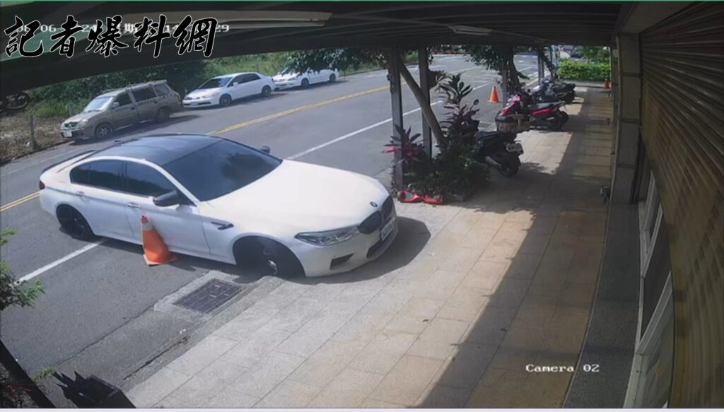 ▲江姓男子駕駛BMW M5失控打滑，下秒就撞進診所。（翻攝畫面）