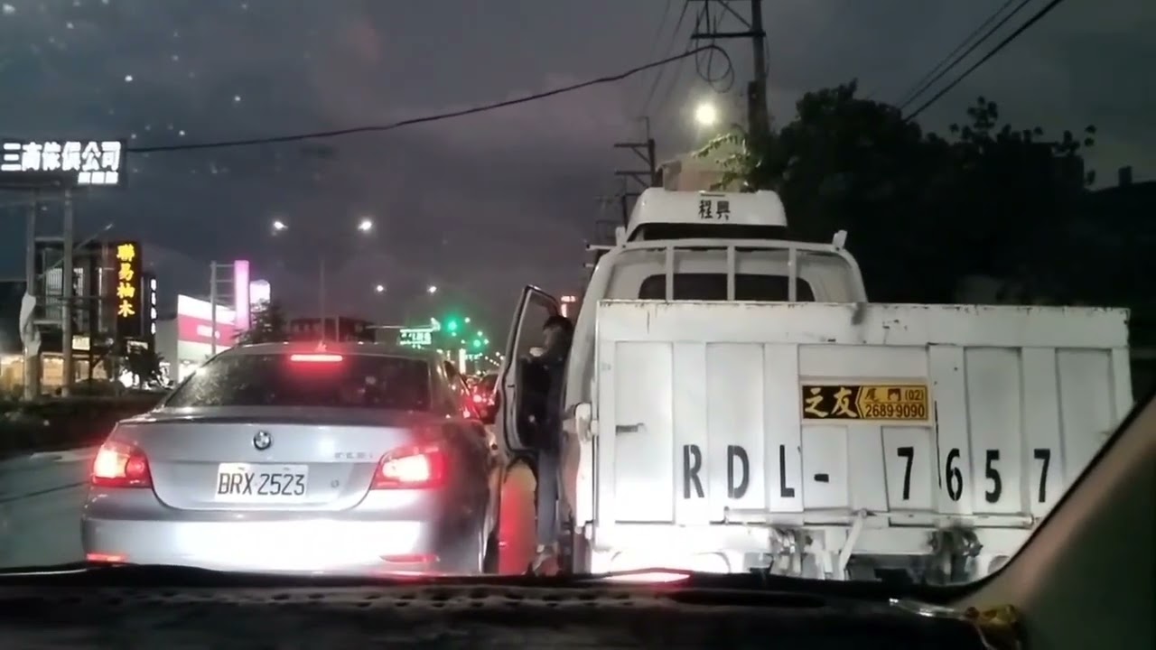 行車糾紛! 小貨車涉驟停擋道 還下車嗆人 警:涉危駕將開罰