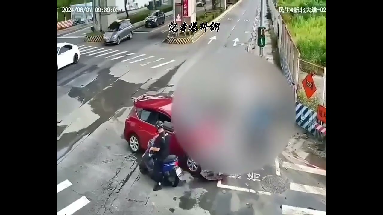 （有片）撞擊畫面曝光！機車騎士遭自小客車撞飛　頭部重創不治