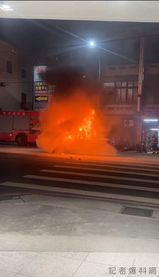 桃園春日路火燒車 路中一團火球現場交通一度大塞車