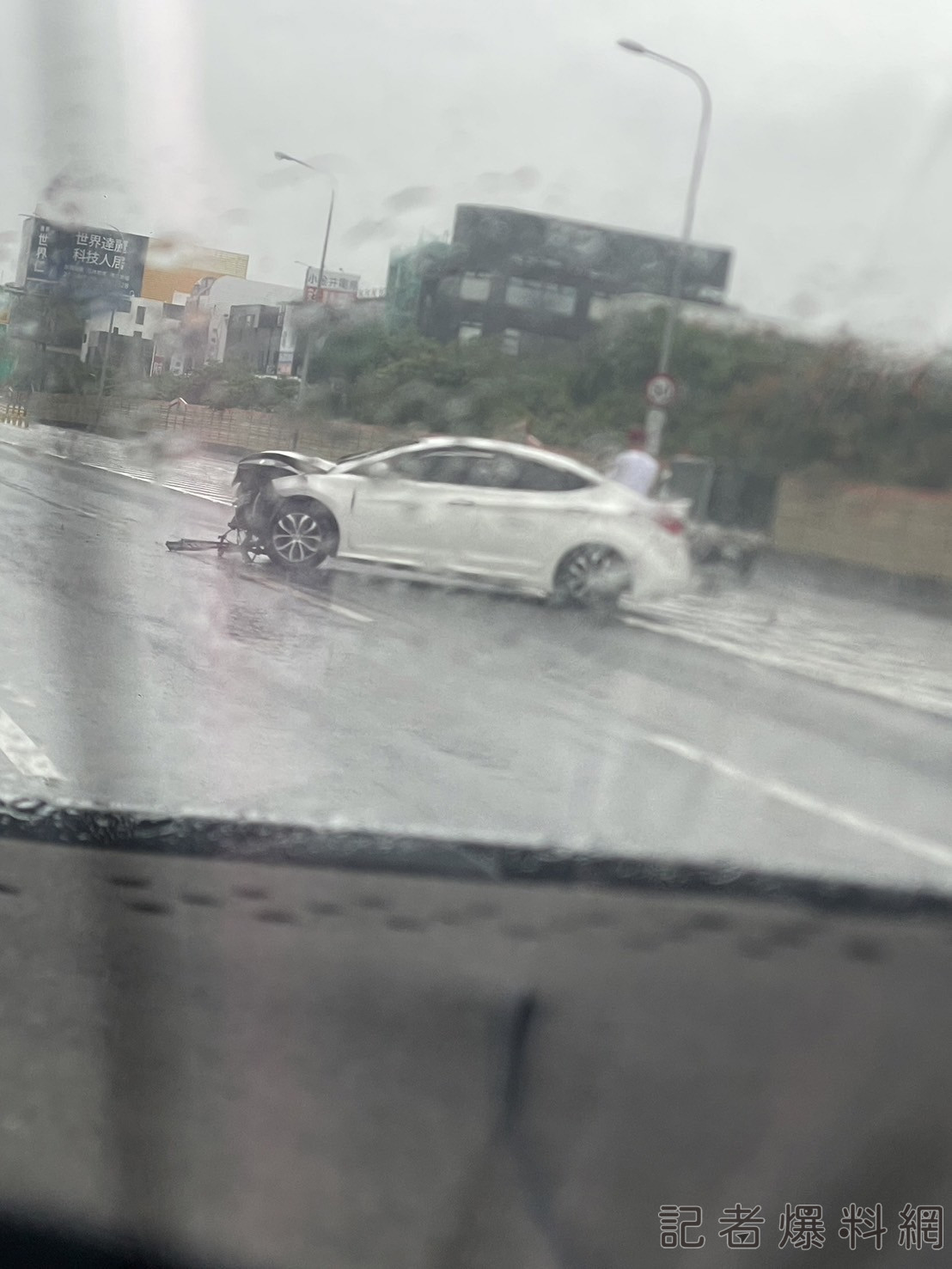 疑天雨路滑 國道1號326k台南仁德白車自撞槽化島