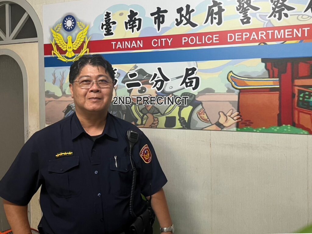 警二分局博愛派岀所巡佐翁俊郎，拼湊對話順利協助九旬老婦人找到回家的路。