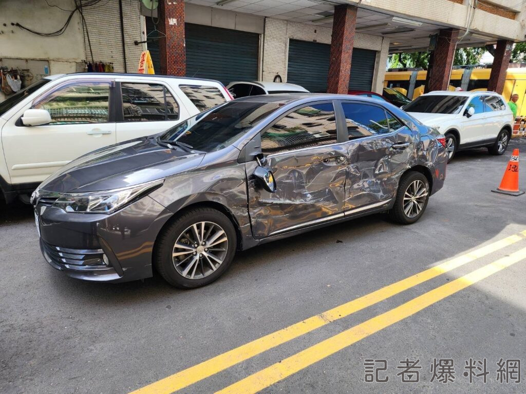 快訊／高雄三寶駕車「違規左轉」遭輕軌擊落！車門慘凹還可能賠錢