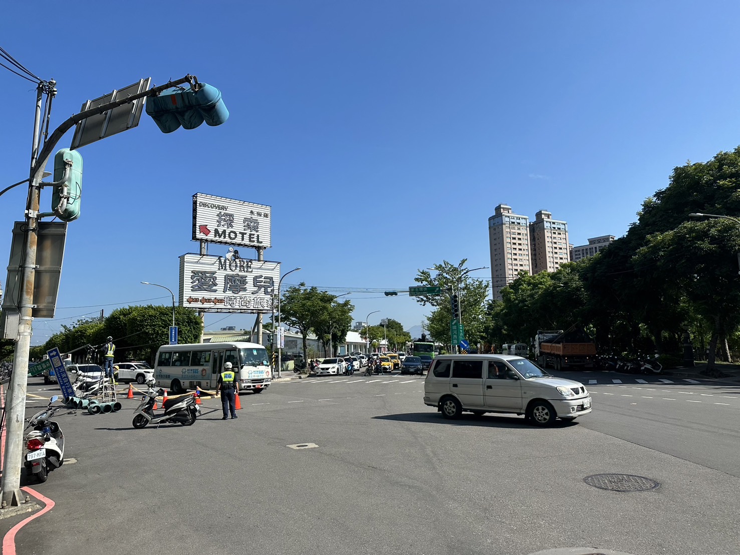 驚悚畫面曝光！永和砂石車開一半防塵蓋突升起　勾電纜扯斷號誌燈桿