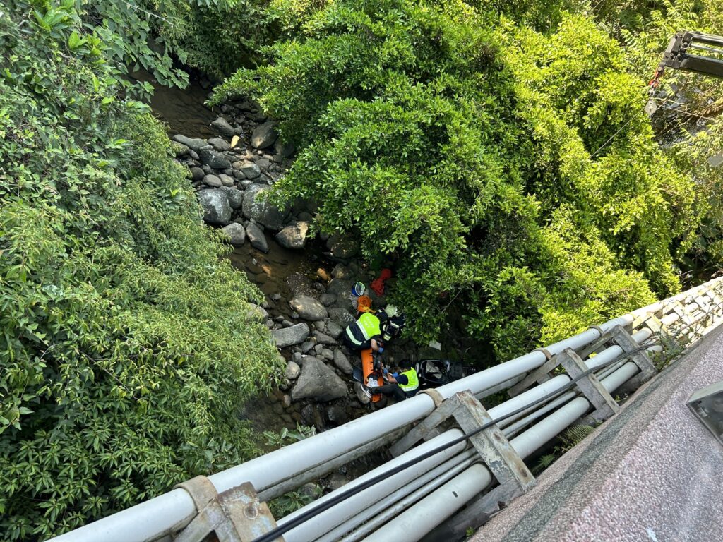 快訊／無照少年機車雙載跑山　疑路不熟自撞翻越護欄墜溪谷