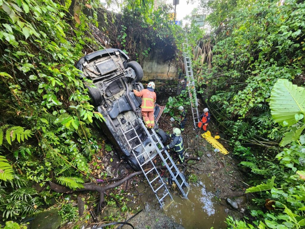 母開車載女下山失控　過彎直墜觀音山5公尺深山溝