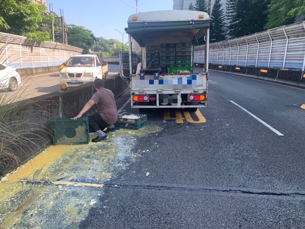 灑滿地！小貨車一過彎雞蛋噴飛　騎士輾過蛋液慘摔滑行