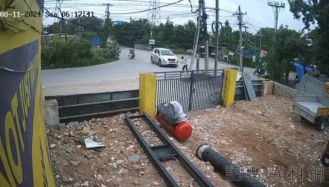 影／驚悚死亡車禍！路人遭撞噴飛越過圍牆墜地　印度駕駛想逃被抓住