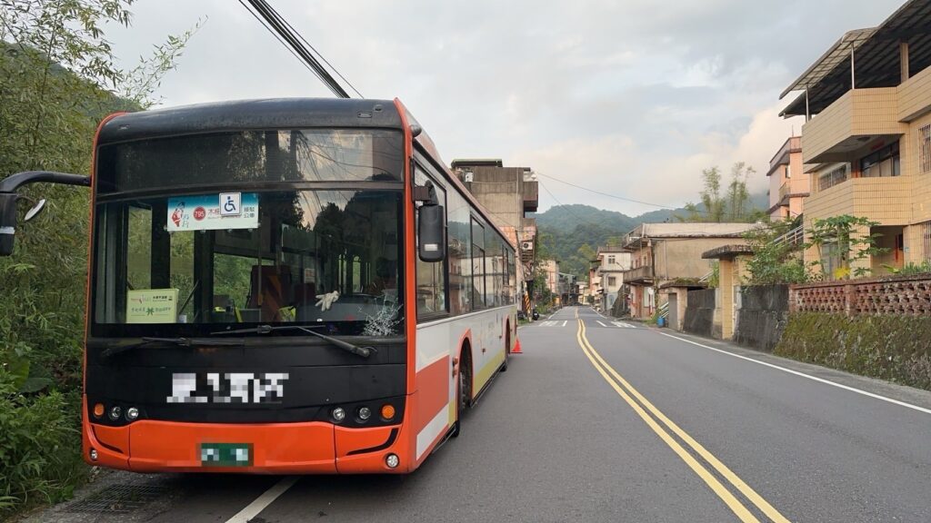 新北女赴鄰居家串門子　過馬路遭公車撞擊傷重不治