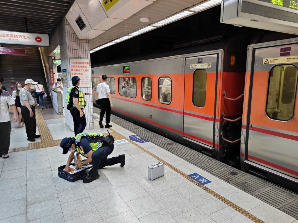 台鐵板橋車站女子落軌遭撞擊！　右手斷肢送醫急救