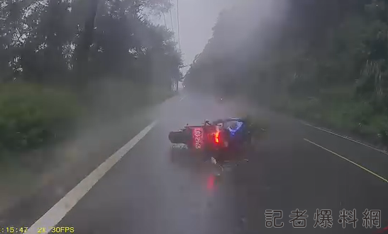 重機 山路 大雨 超車 打滑摔車