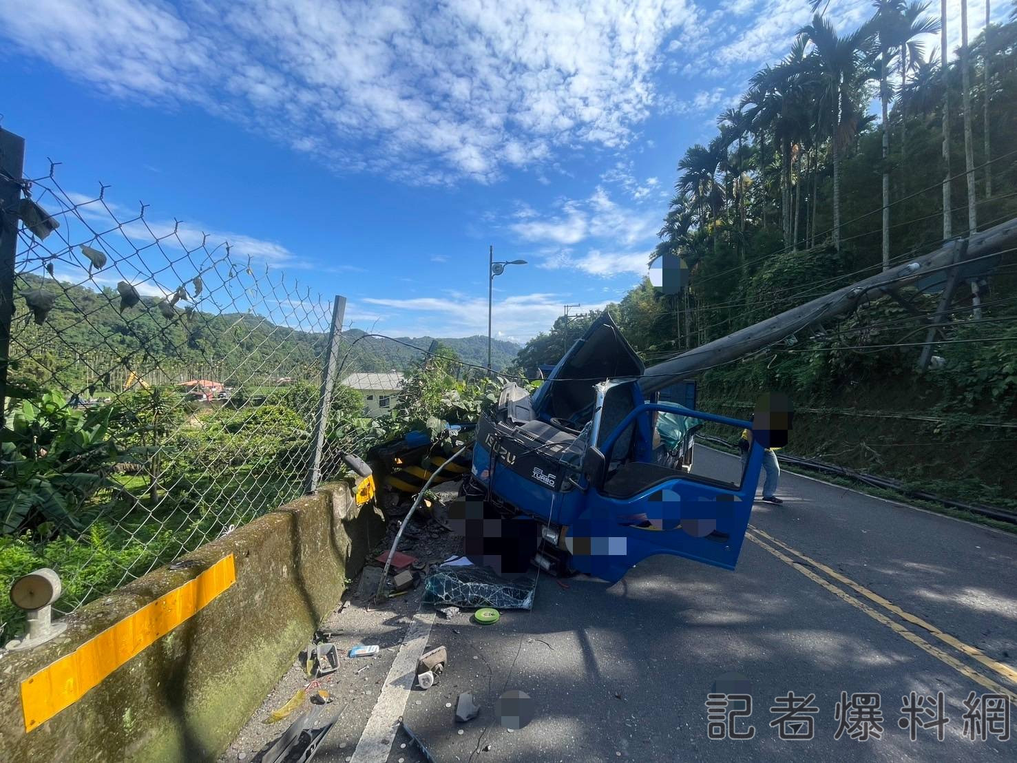 又渴又熱!南投小貨車駕駛撿奶茶 自撞電線桿車毀人傷