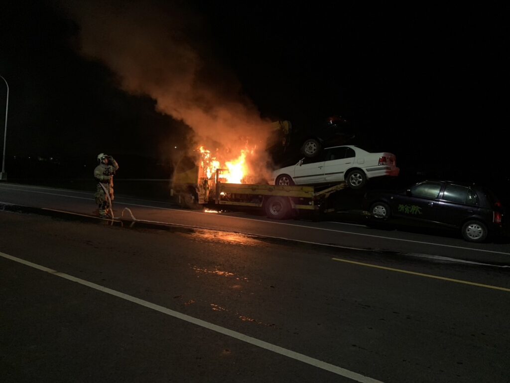 快訊／台南後壁運報廢車拖車起火！駕駛急報警　短時間內撲滅