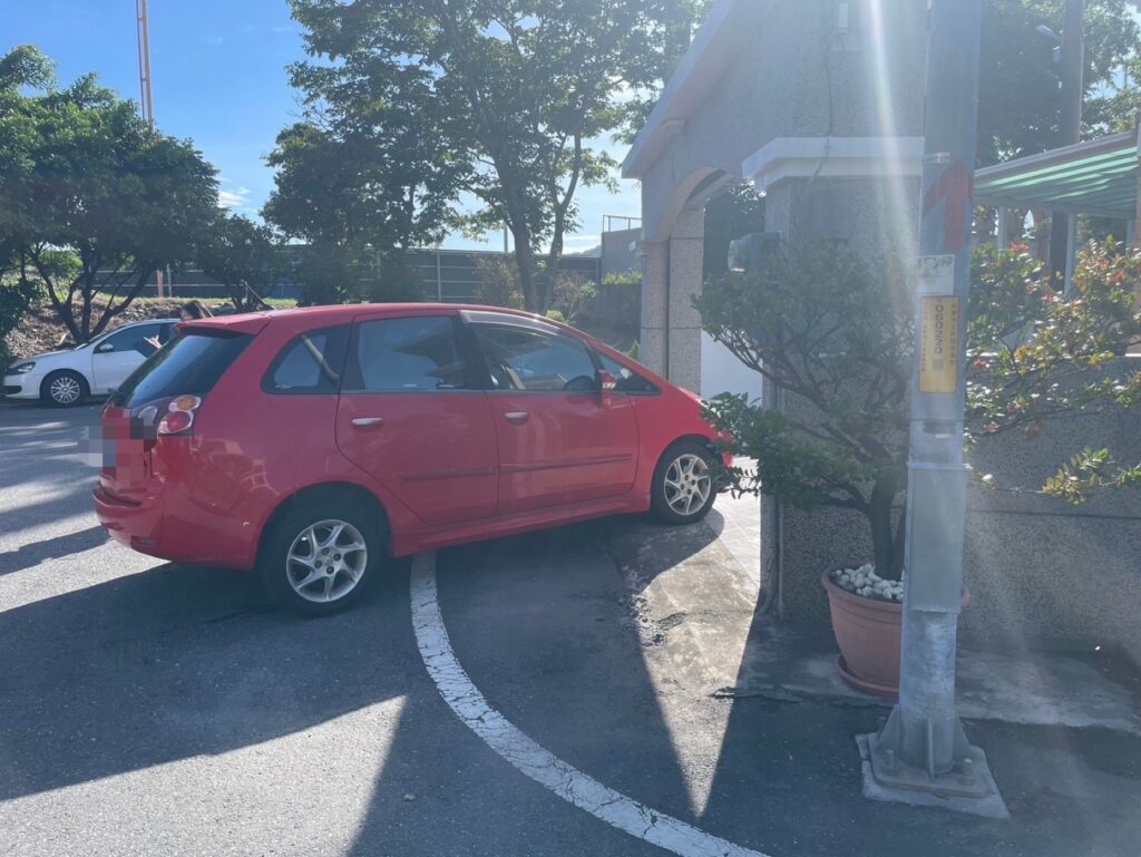 （有片）媳婦駕車不慎撞倒婆婆壓車底！　消防隊員救出無大礙