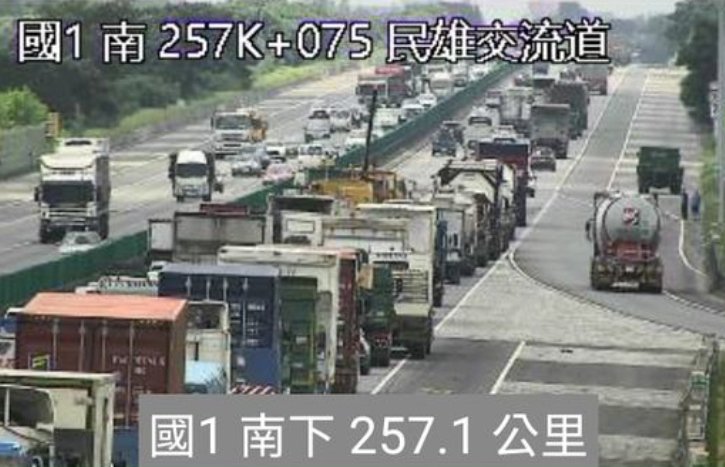 國道1號北向民雄路段火燒車！　南向駕駛看熱鬧追撞