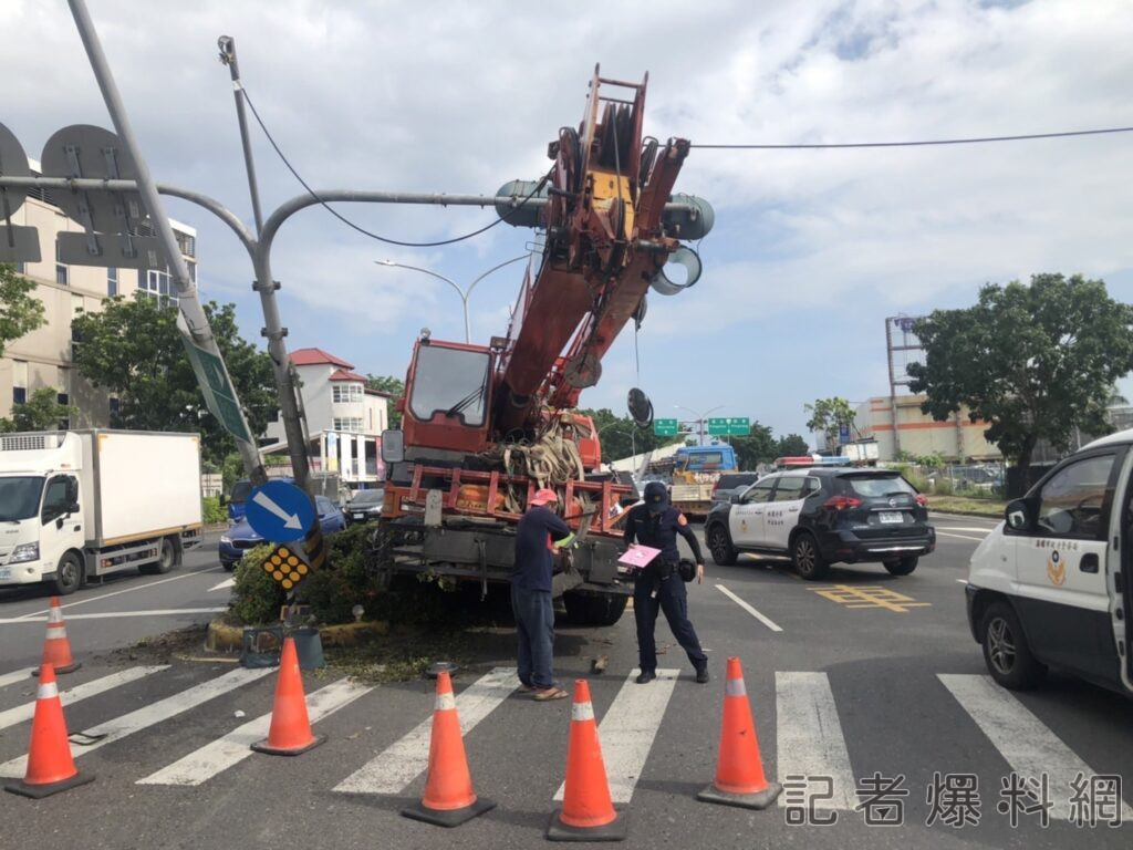 （追撞片）高雄林園吊車「疑剎車失靈」！連撞4車過程曝