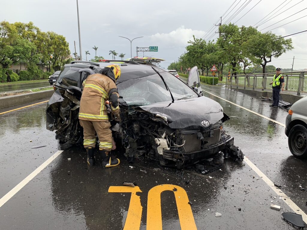 快訊／台南後壁小客車自撞！1大1小受困　警消急搶救