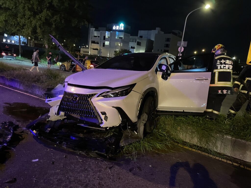 （有片）駕休旅車疑恍神分心自撞分隔島　駕駛及乘客均受傷送醫