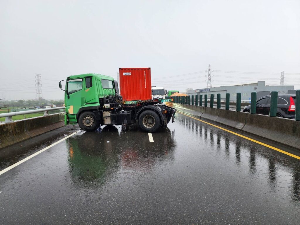 更新／台61線事故！　台中龍井路段聯結車「折甘蔗」車流回堵近2小時