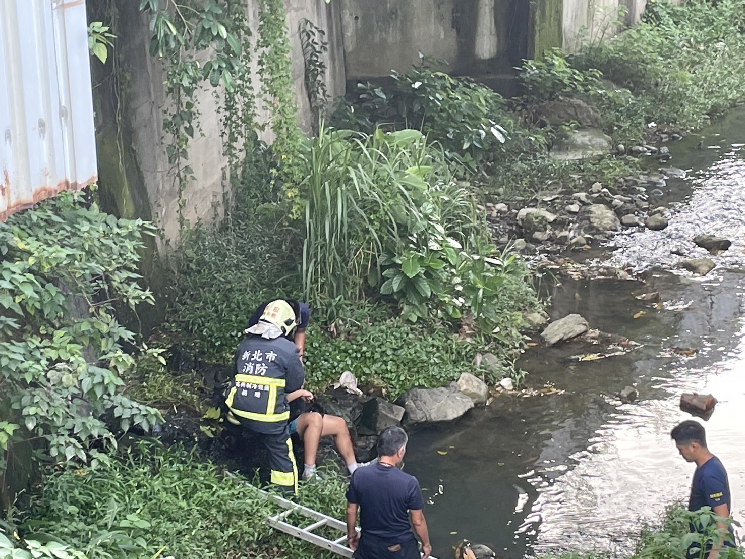 ▲新北市鶯歌區大湖路今（18）日16時許傳有機車騎士自撞墜橋。（翻攝畫面）