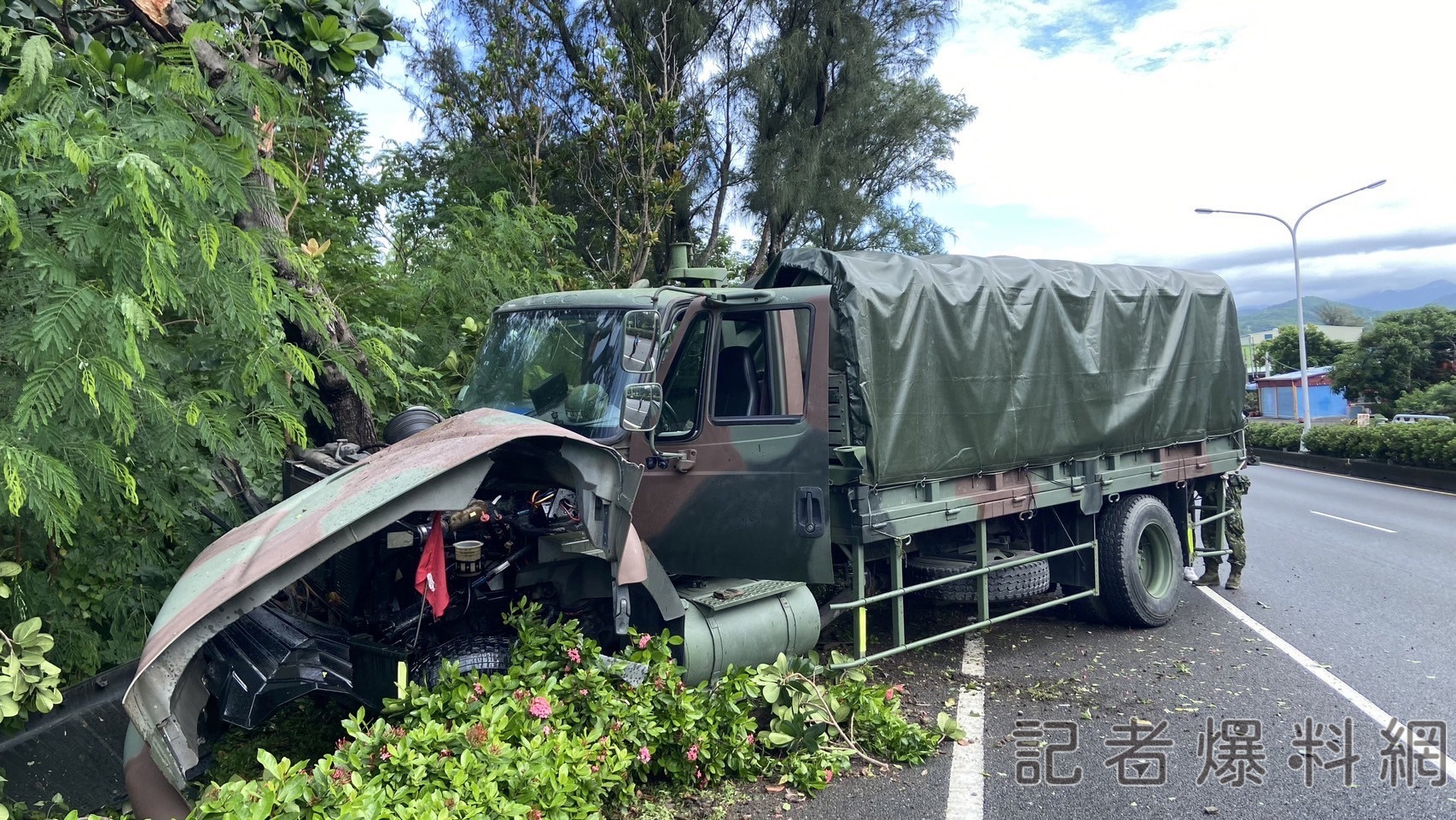 ▲陸軍八軍團43砲指部一輛中型戰術輪車今（20）日上午南下前往恆春執行重砲任務途中，在楓港路段不明原因發生車禍，共有7人送醫。（圖／民眾提供，下同）